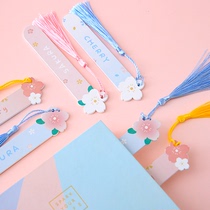 Students with cute wooden tassel bookmarks diy simple hipster cherry blossom retro Chinese style ancient style creative send teachers students college entrance examination cheering gifts commemorative gifts