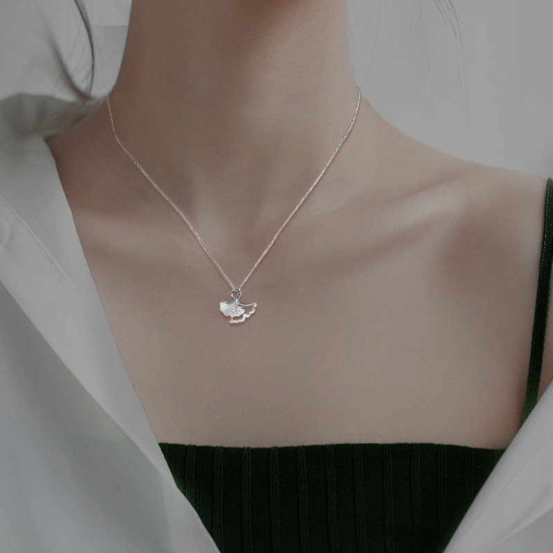 Ginkgo leaf necklace, light and luxurious, high-end, niche design, new and versatile, simple collarbone chain, cool and stylish small gift