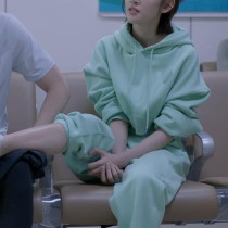 Xiaominjia Tang Yixin Liu Xiaojie Liu Xiaojie Clothes Green Sweatshirt With Hood Blouse Blouse Damp Sports Pants Suit Pants Suit