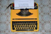  Function shop old-fashioned retro English mechanical metal typewriter Shanghai flying fish 400 yellow can be used normally