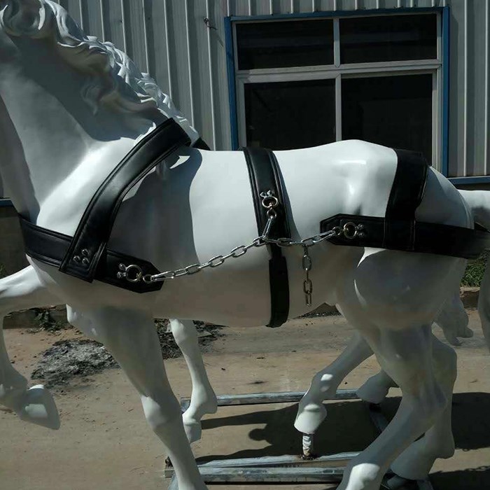 A full set of horse harness is available for the wedding marathon.