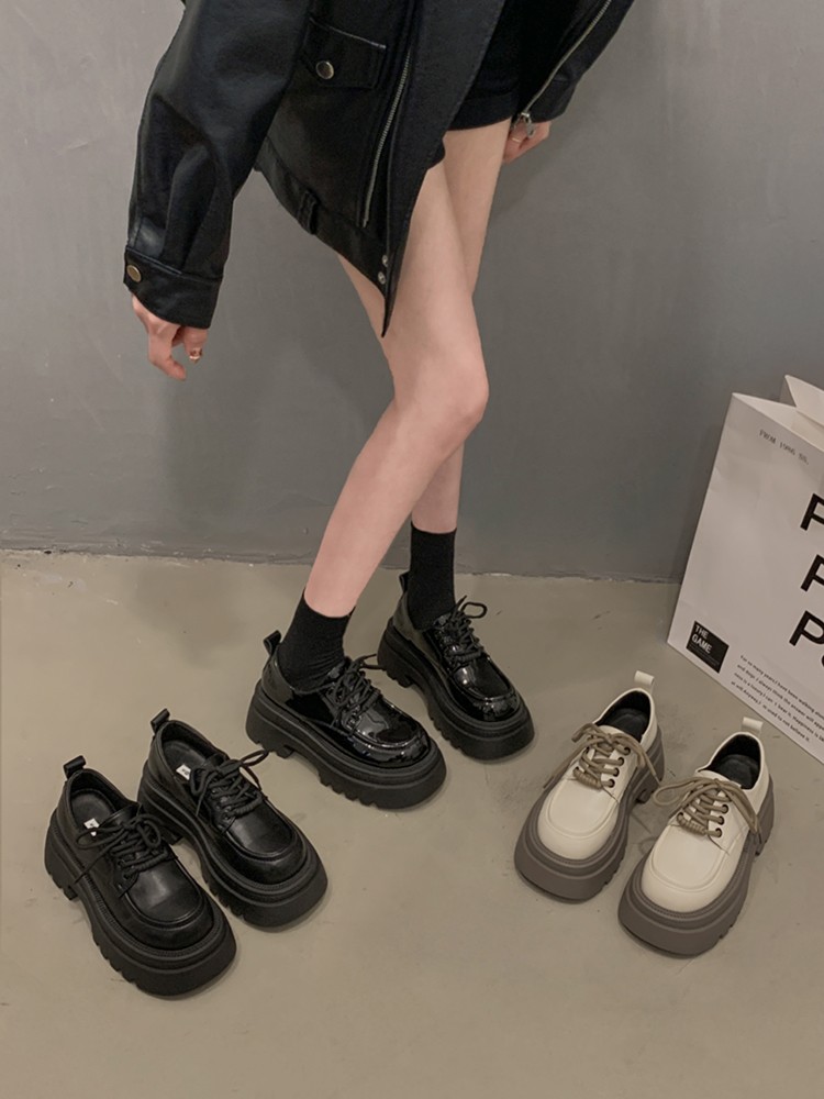 女性のためのハイエンド英国スタイルのシングルシューズ 2024 流行の春の片蓋多用途靴黒のローファー厚底の小さな革靴
