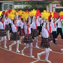 The sports meeting entered the creative chorus hand props holding the material school movement team opening ceremony group performance phalanx set of flowers