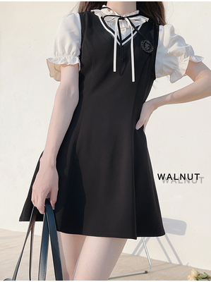 taobao agent Walnut JK [NANA] Black waist vest skirt Lane collar wood ear ear bubble sleeve shirt college style