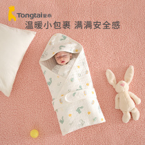 Child Tai baby hug by newborn baby boys bed goods to be warm and held by pure cotton bag by a blanket