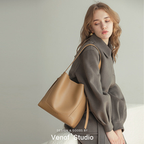 Light luxury bucket bag women's 2021 new shoulder slung large capacity bag autumn and winter commuter women's bag advanced soft leather