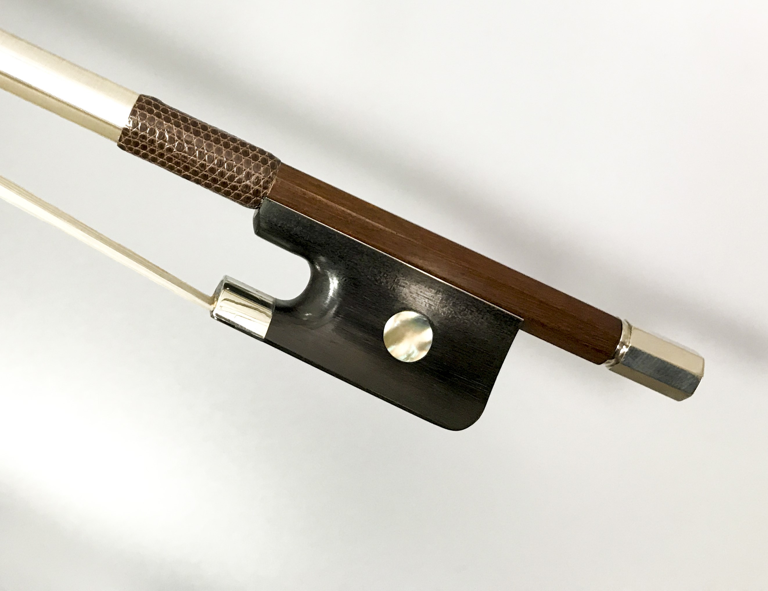 グエン・ファ・ヴィンの弓工房チェロ弓はブラジル産の高級白檀チェロ弓を送料無料でセレクトしております。