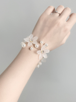 Wedding ceremony bridesmaid hand wrist flower bride bride sister hand flower hipster Mori sister Group Pearl Super fairy