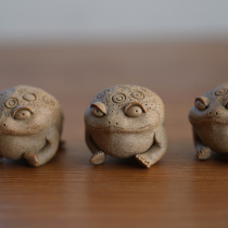 Three-legged golden toad lucky frog tea pet ornaments original coarse pottery pottery artist hand-made ugly adorable and sexy chubby boutique