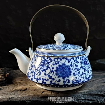 ※中国古美術/青花纏枝蓮弁紋蓋付文壺/(底款:大清康熈年製) 中国古美術/青花纏枝蓮弁紋蓋付文壺/(底款:大清康熈年製) 中国古