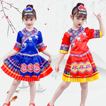 March Three children play out to serve in Guangxi Zhuang Autonomous Region Childrens ethnic minority performed to serve six women