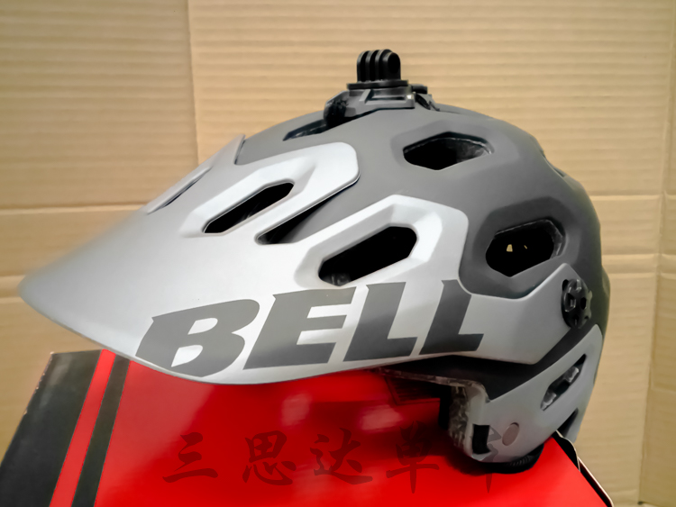 The US Bell Super 2 helmet can be installed with camera lights to protect the brain AM Enduro after dark.