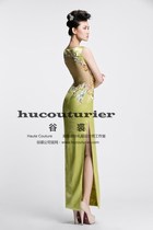 Gu Qius own design exclusive custom yellow-green word collar hand-embroidered backless cheongsam shop with sample clothes