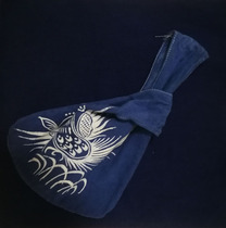 Guizhou Miao nationality batik craftsmanship hand bag characteristic bag pattern custom cultural and creative cultural activities gift gift