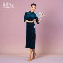 After the feat dance the classical dance split velvet cheongsam the elegant Chinese dance practice the national dance performance can be worn outside.