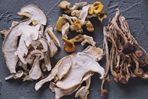 Man Baiyunnan dried bolete germ old head fungus osmanthus fungus tea tree mushroom cheap fragrance stew set