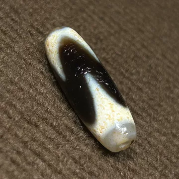 上肯天珠‼️西蔵老礦手工伝承樽型双虎牙天珠 上肯天珠‼️西蔵老礦手工伝承樽型双虎牙天珠