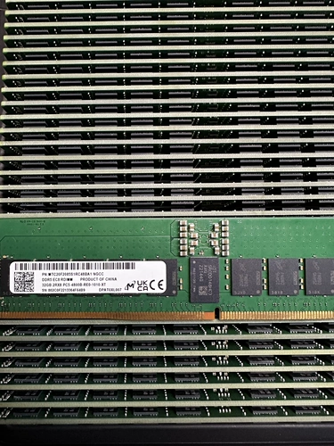 Magnesium DDR5 32G 2RX8 4800B Memory Memorm Memory MTC20F2085S1RC48BA1