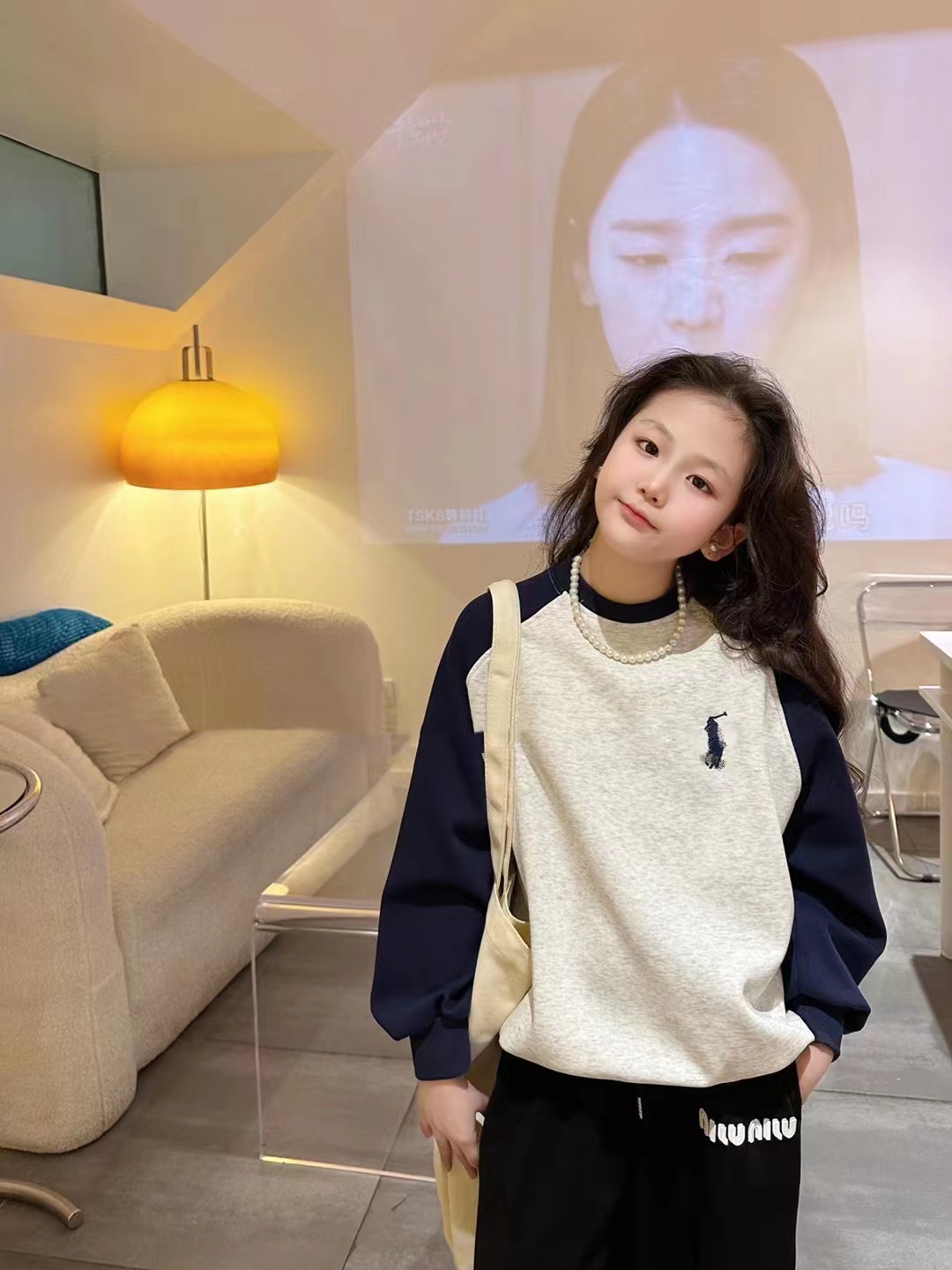 韓国の女の子のスウェットシャツ春と秋 2024 の新しい中型と大型の子供用女性服子供用カラーマッチングトップストレンディな韓国スタイルの春ジャケット