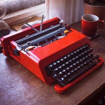 Olivetti Valentines Day vintage mechanical English typewriter can be typed retro nostalgic classic gift recommendation