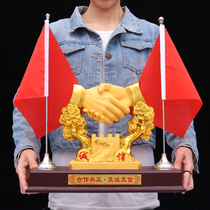 Win-win cooperation handshake ornaments boss leadership office desktop creative decorations red flag high-grade customized gifts