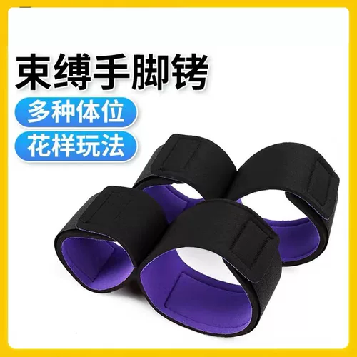 Интересные ноги SM, связывающие рабыни тяжелые прони в рамках спортивных отек, пара сосуществует на кровати, помогая инструментам любви