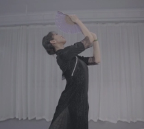 The little shadow roll the red dust hate to meet the Black Pearl split lace the Republic of China improved dance cheongsam today.