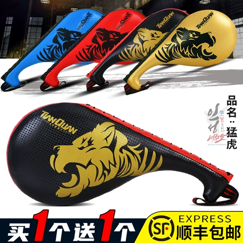 Дети тхэквондо пьют целевой целевой каратэ на ногах.