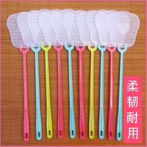 The traditional plastic fly swatter large and long household pats are not rotten and thickened.
