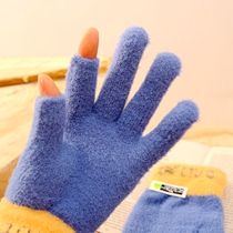 The boy's gloves show his fingers and play with his mobile phone to eat chicken. The boy's 8-12-year-old primary school student has his five fingers thin.