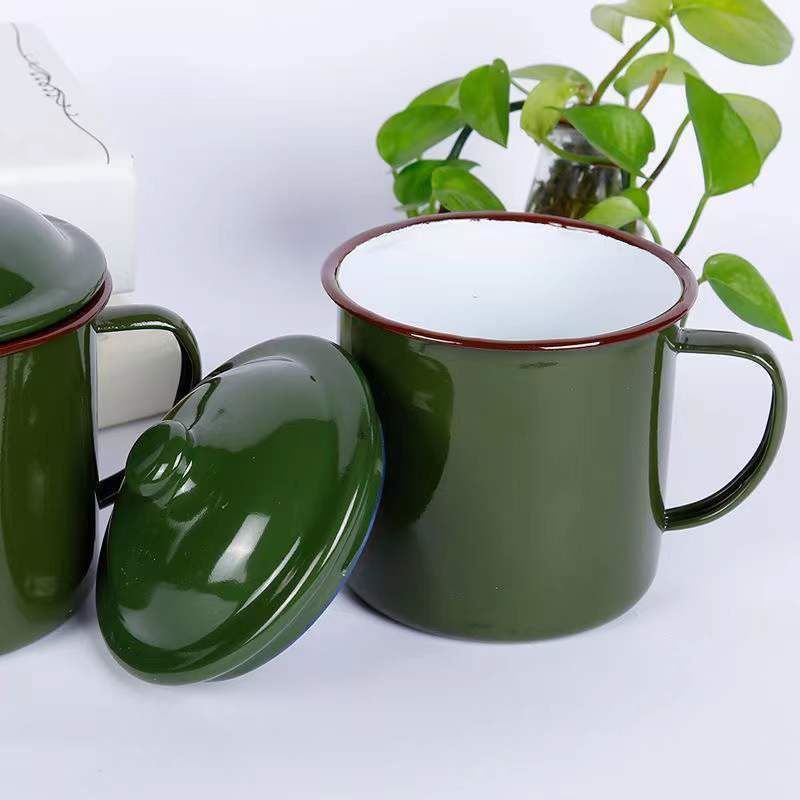 プレミアム厚みのある昔ながらのクラシックなノスタルジックなお茶作り用の蓋付きエナメルカップ、古い幹部のレトロな大容量ウォーターカップ