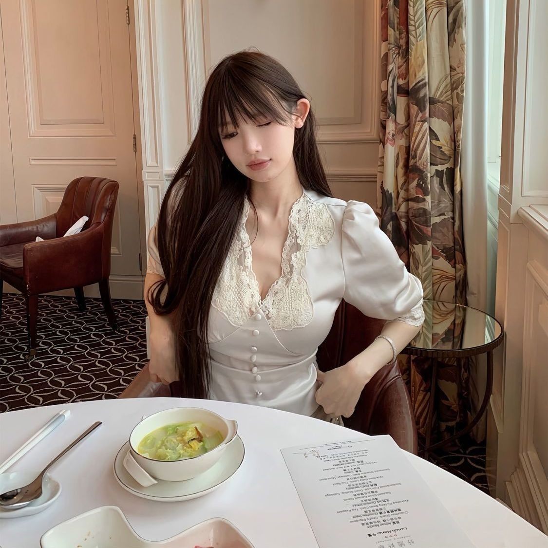 纯欲白色V领蕾丝缎面短款上衣女，终于找到最能凸显身材的小众性感必备！_服装大全_淘宝服装网