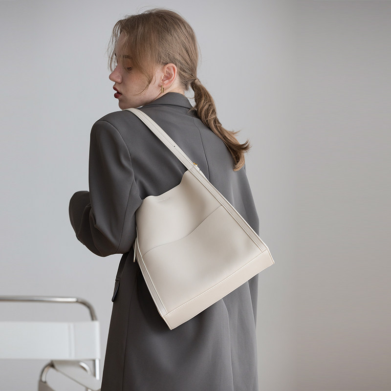 Super hot bucket bag girl 2021 new retro style minimalist fashion niche design cowhide one-shoulder bag womens summer