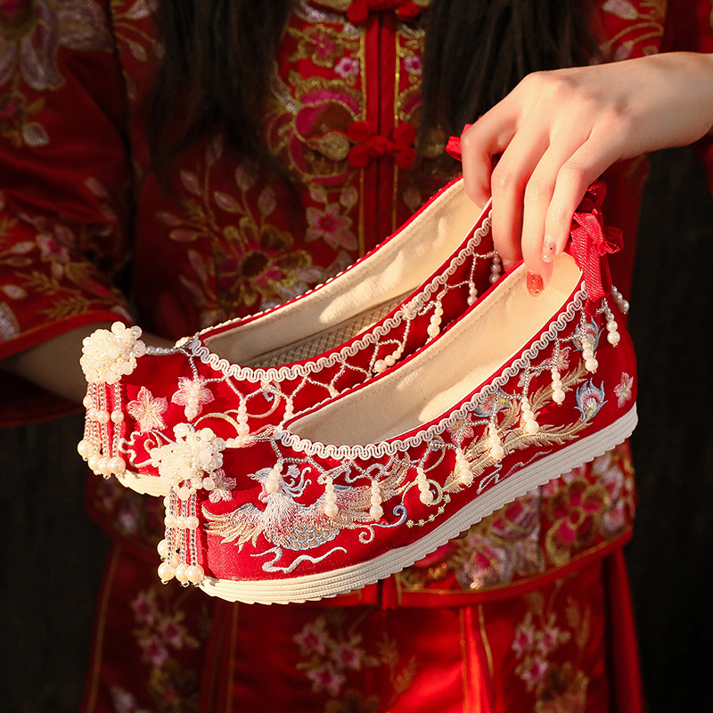 オリジナルの明製中国風秀和靴、タッセル、古代風のブライダルウェディングシューズ、刺繍入りの赤いウェディングシューズ、レトロな漢服を引き立てます