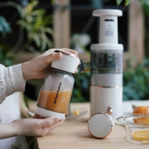 Mofei automatic household juice machine juicing small slag juice separation Mini portable fried juice bubble machine cup