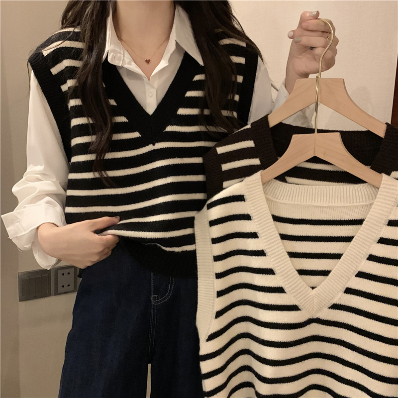 V-neck striped knitted vest for women's Spring and Autumn 2023 new thin sleeveless camisole vest with a layered college style top