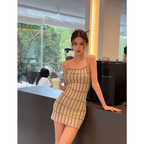 Майка, летнее платье, приталенная короткая юбка, яркий броский стиль, с акцентом на бедрах