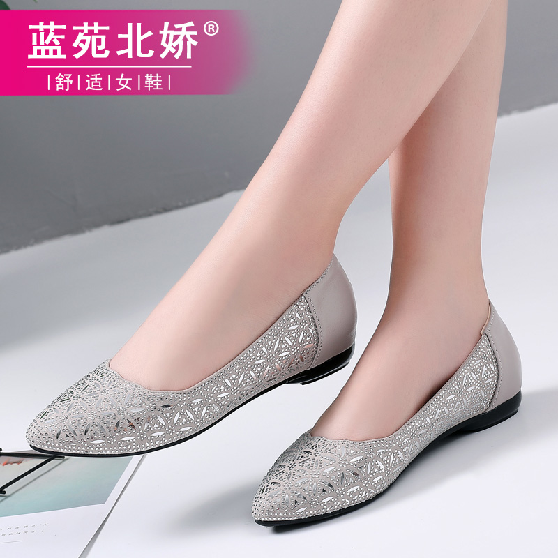 Spring and autumn shoes 2018 new women's shoes fashion mother shoes comfortable soft bottom flat shoes leather wild large size shoes