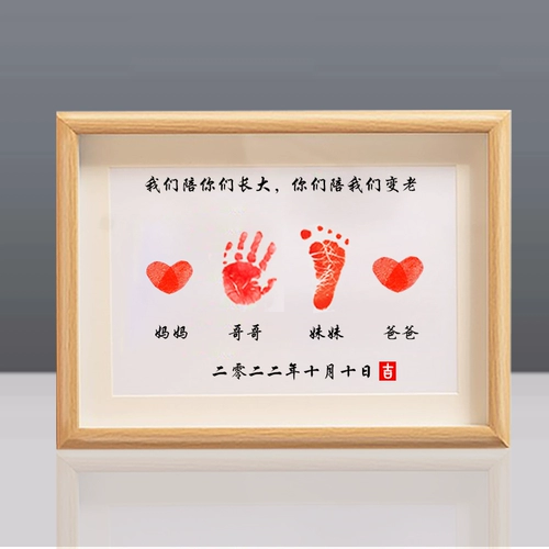 Семейная портретная рука напечатает семью из четырех рук и следов, а новорожденный покидает новорожденного, чтобы сохранить 100 -й неба детские следы