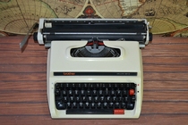 Japanese brother brand old metal machinery English typewriter display display decorative ornaments can be typed