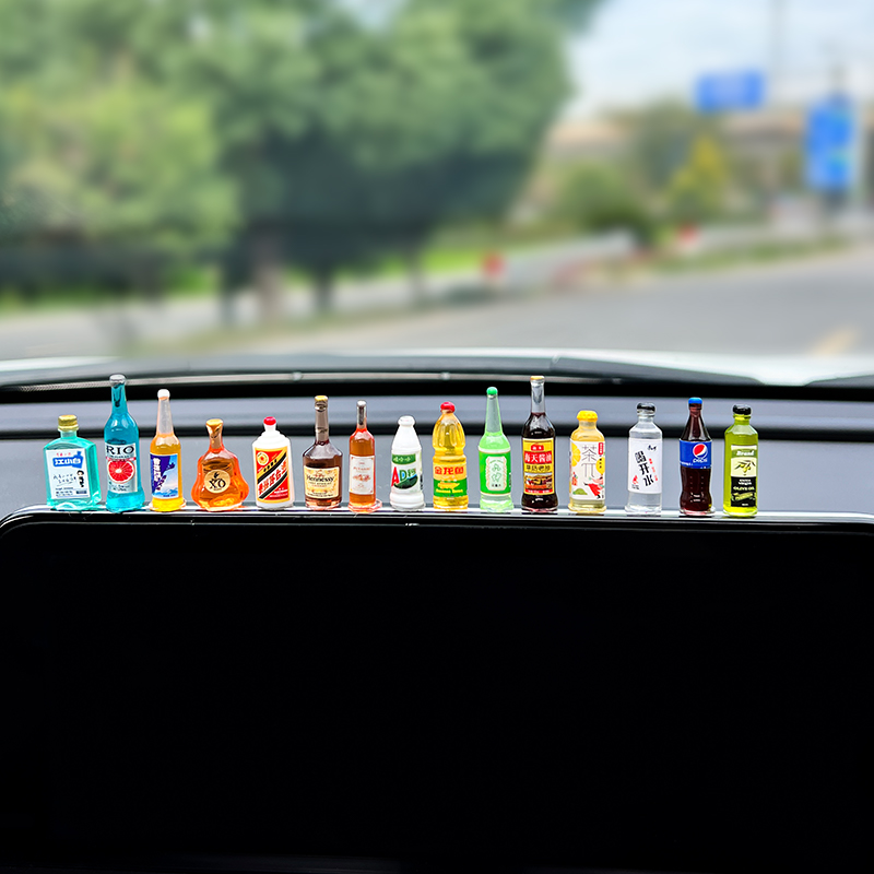 車の装飾品センターコンソールミニパーソナライズされたクリエイティブ漫画飲料ボトルスクリーン車内装飾用品車のワインボトル
