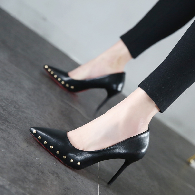 High heels 2018 spring and autumn new European and American fashion pointed women's shoes personalized rivets stiletto shallow mouth single shoes women's shoes