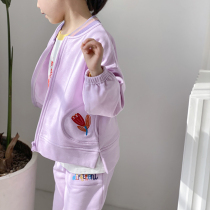 3128 3128 3129 3129 fox cardiocouses on a sweatshirt suit.