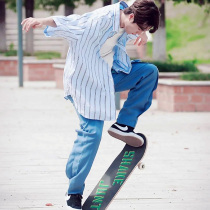 Wang Yibo with imported ShaKeJunt skateboard sandpaper send art knife conflict skateboard