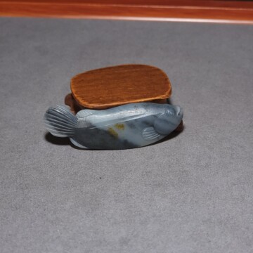 新疆的猫L072802 9.4克青花墨玉籽料富贵鱼雕件（新品未抛光）