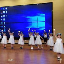 Stage hand holding small star lamp five-pointed star creative luminous dance performance performance chorus props