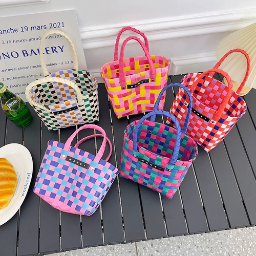 Милая свежая плетеная корзина, сумка