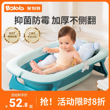 Детская ванна, большая домашняя баня, вещи для новорожденных складываются и лежат в детской ванне.