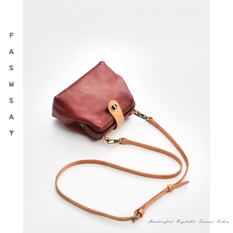 2018 new soft leather leather handbag on the new retro fashion casual wild Hong Kong wind Sen slung small bag