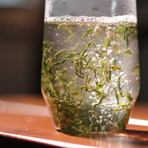 The Four Seasons Foam fresh and sweet green tea buds Hainan 2022 Ming Former handmade tea Kambi white sand 100g